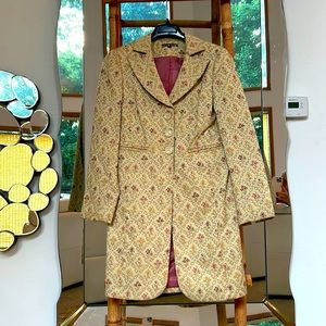 Dalia talus try button down trench. Slit back, silk lined, size 8